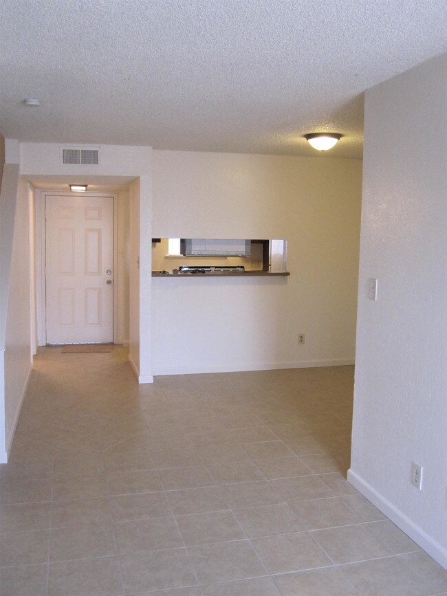 Building Photo - 1221 N Peach Ave