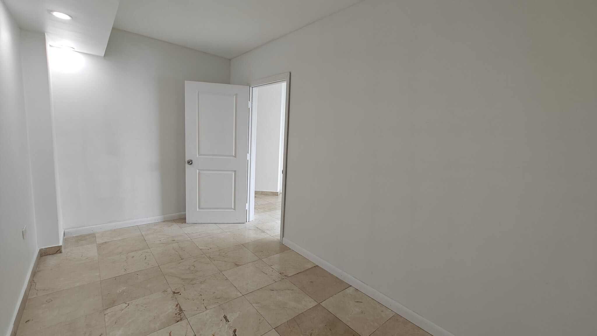 Building Photo - 825 Brickell Bay Dr