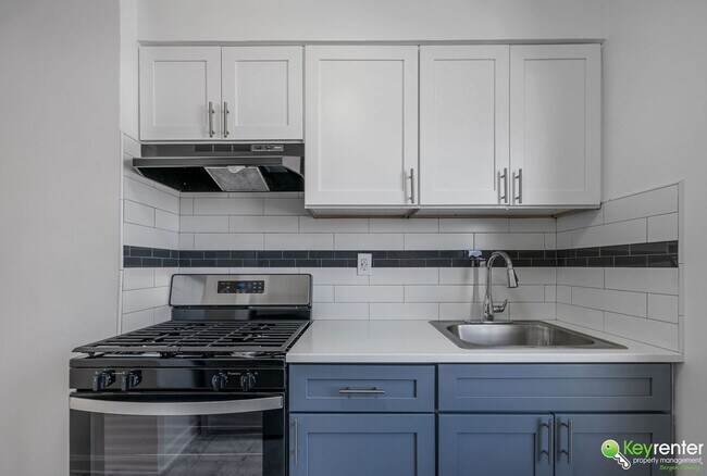 Building Photo - Renovated Studio with easy access to NYC