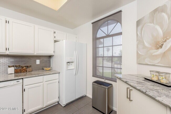 Building Photo - 930 N Mesa Dr