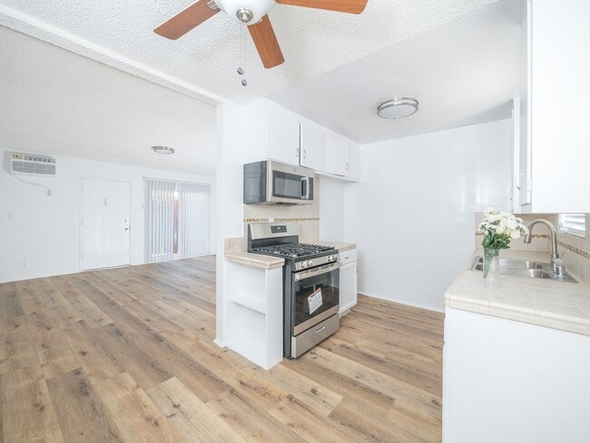 Interior Photo - 10736 Magnolia Blvd
