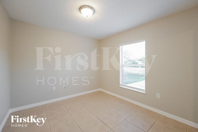 Building Photo - 652 Keller St E