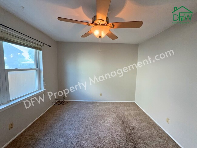 Building Photo - Charming 3-Bedroom Home with Sunroom & Spacious Backyard in Irving!