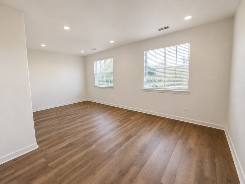 Building Photo - 46338 Durango Dr