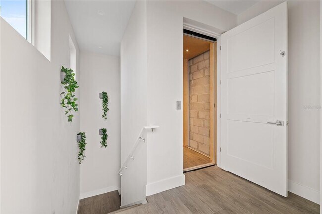 Building Photo - 623 Petit Wy