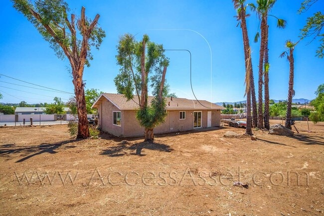 Building Photo - Large Lot! 2 Bed/ 1 Bath Single Family Property!