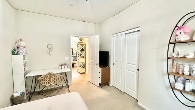 Building Photo - Beautiful "Model" Home in the Horse Creek ...