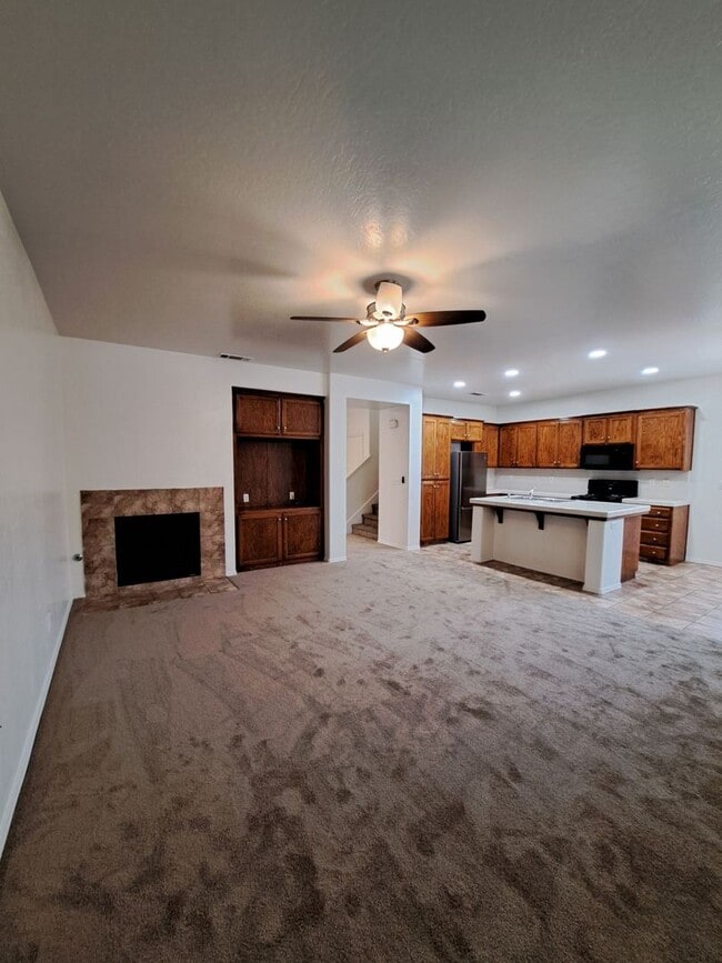 Building Photo - Comfortable Two-Story 4BR Home in Fresno!