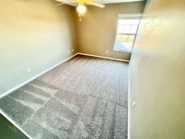 Building Photo - Beautiful and Spacious Olathe West Townhom...