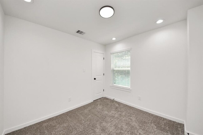 Building Photo - 8406 Tate St
