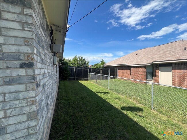 Building Photo - 4708 Bluestem Ln