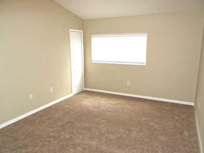 Building Photo - 3b / 2.5 bath  townhome in gated community