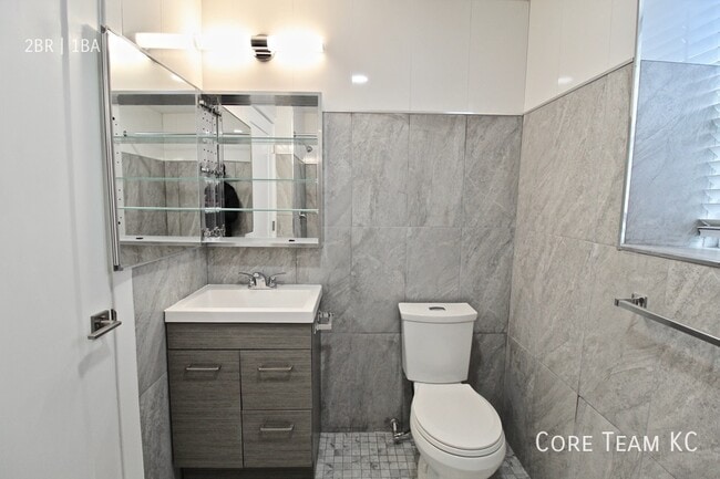 Building Photo - 7 E 38th St