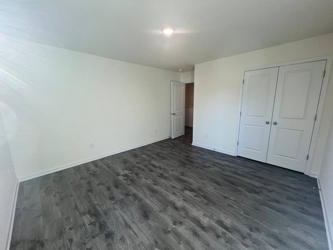 Building Photo - 1064 W Bank St