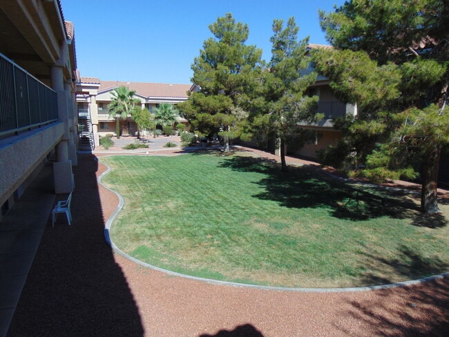 Building Photo - Lower Level Smokey Lane 1 bedroom, 1 bath ...