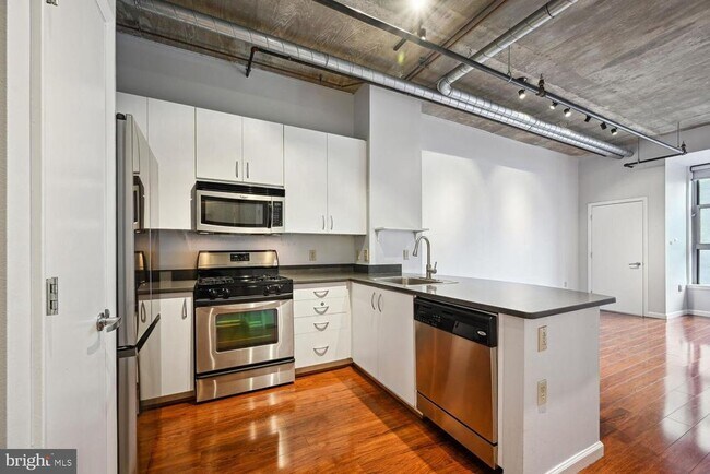 Building Photo - 1300 N St NW