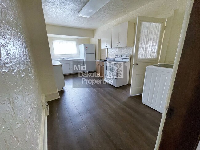 Building Photo - 1016 S Duff- 4 bedroom House