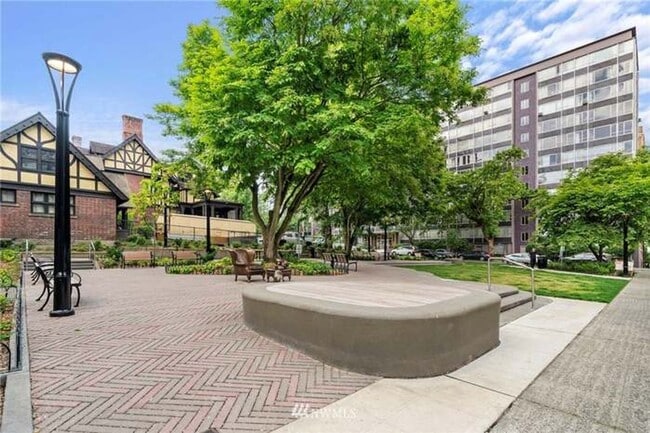 Building Photo - Light and Bright 1 bedroom 1 bath condo first hill