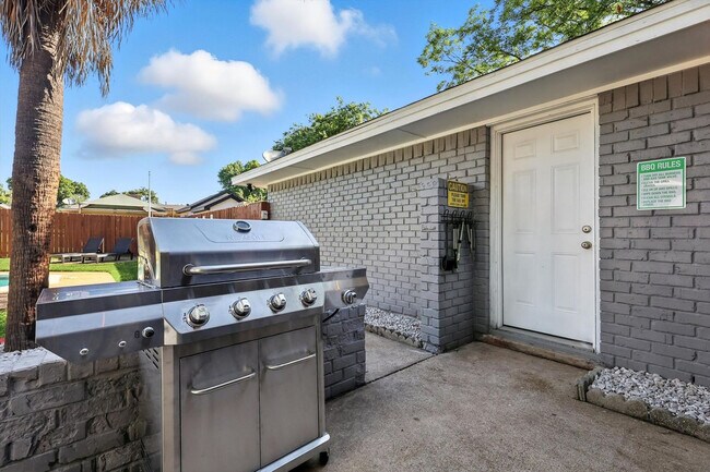 Building Photo - 1231 Springbrook Cir