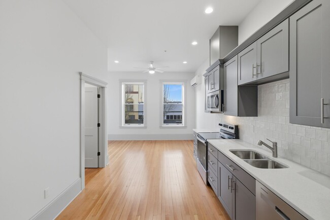 Building Photo - MOVE IN SPECIAL - NEWLY RENOVATED DOWNTOWN SALEM ONE BEDROOM