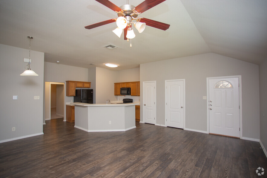 3BR, 2BA - 1301SF - Longhorn Cove Townhomes