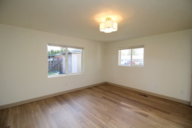 Building Photo - 11318 NE Siskiyou St