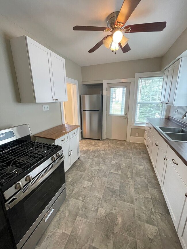 Building Photo - AVAILABLE NOW - 2 Bedroom, 1 Bath Brand ne...