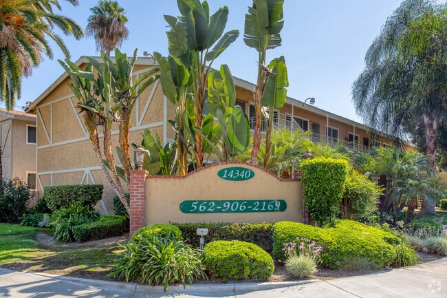 Building Photo - Villa Los Pinos