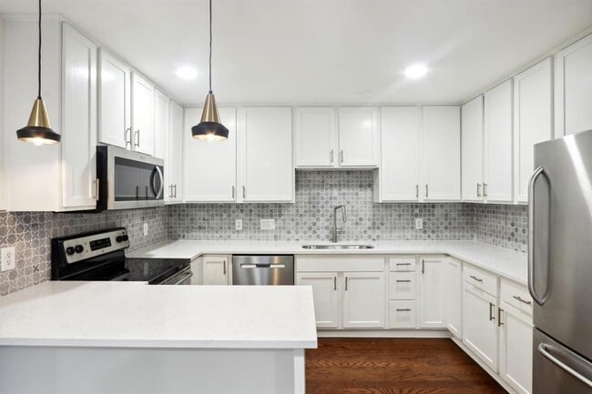 Primary Photo - 2500 Steck Ave