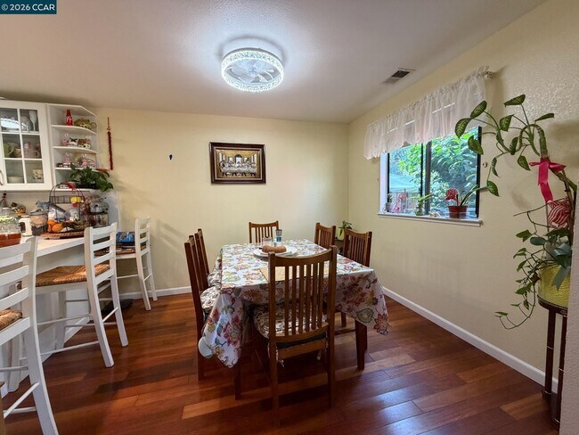 Building Photo - 6 Basin Ct