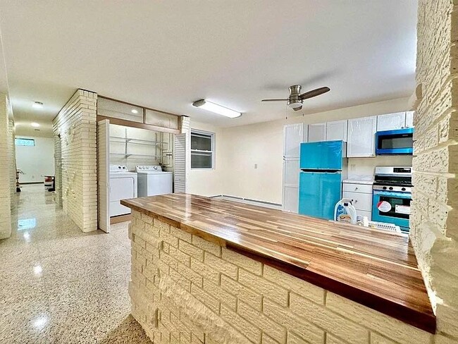 Building Photo - 902 Washington St