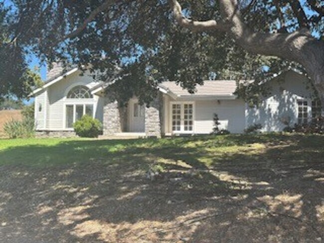 Primary Photo - Beautiful Views and Private!!!