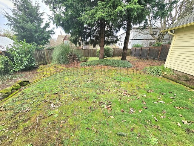 Building Photo - 223 NE 62nd Ave