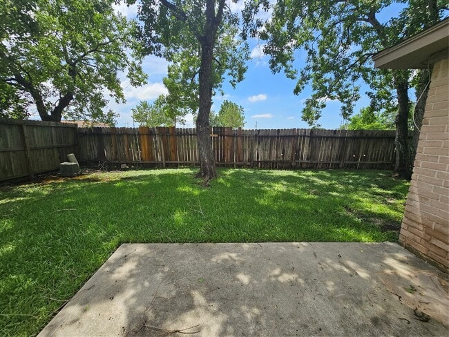 Building Photo - 2312 Meadow Green Dr