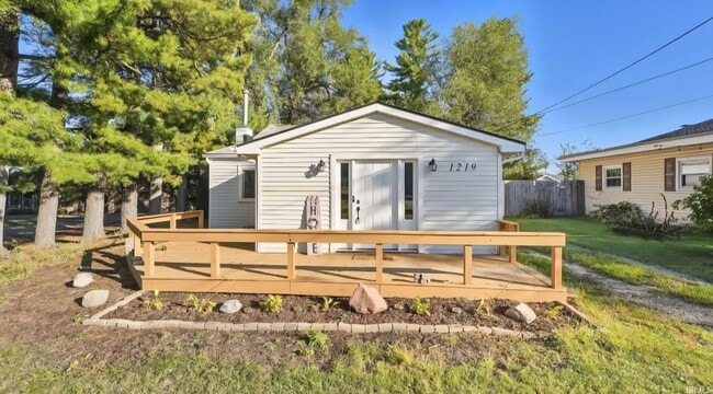 Building Photo - 1219 Lawn Ave