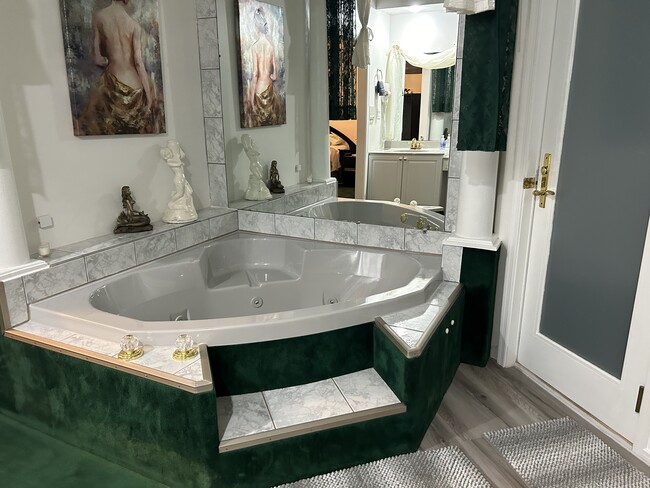 Jacuzzi tub in master bathroom - 6245 Iron Bridges Rd