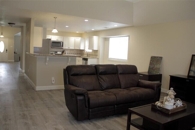 Building Photo - 1803 Edinburg Ave