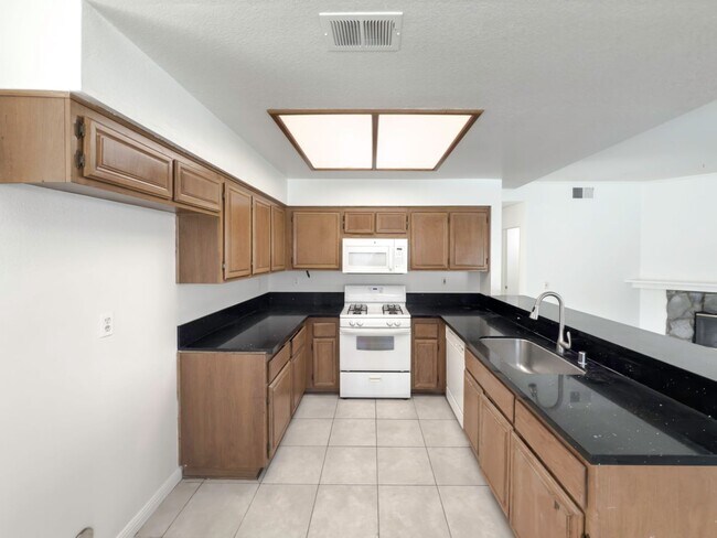 Building Photo - 2 Story, 3-Bedroom POOL + SOLAR Home in Wi...