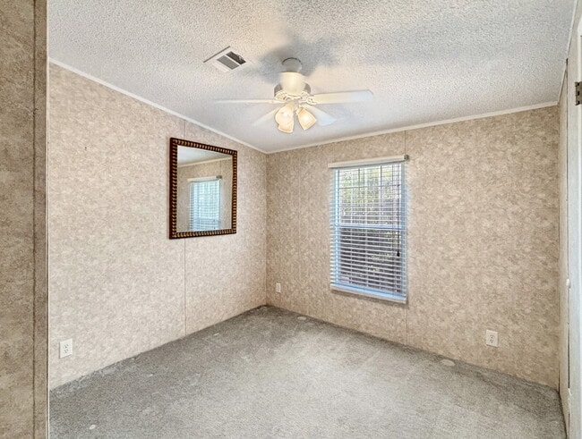 Building Photo - Charming Coastal Retreat in Ridgeway | Fenced Yard + Garage | Hobe Sound