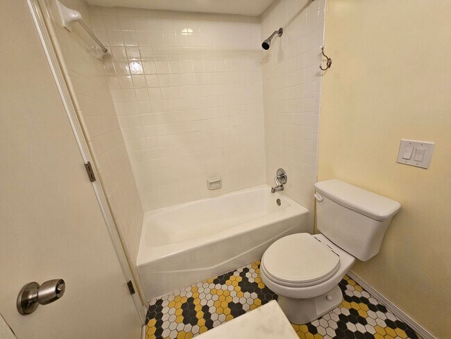 Building Photo - AVAILABLE NOW!