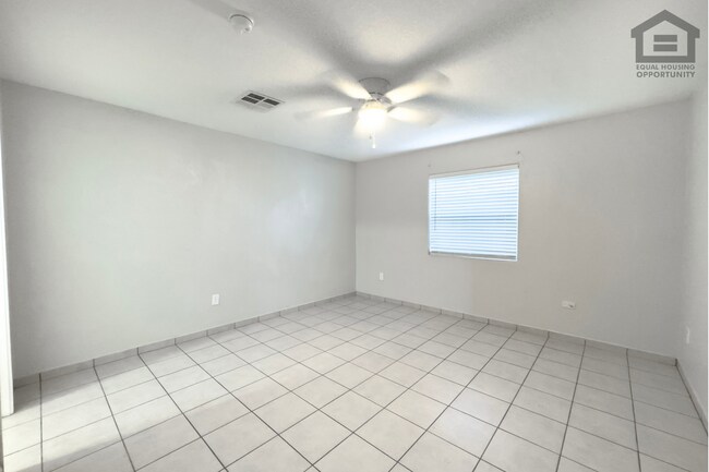 Building Photo - 1023