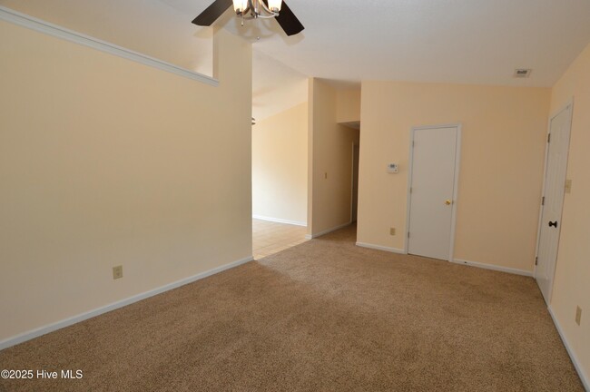 Building Photo - 260 S Creek Dr