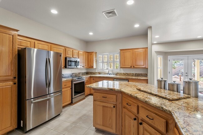 Building Photo - 778 Fairway Dr