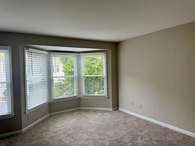 Building Photo - 2-bedroom, 2.5-bathroom home located in th...