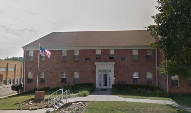 Building Photo - 101 W 2nd St