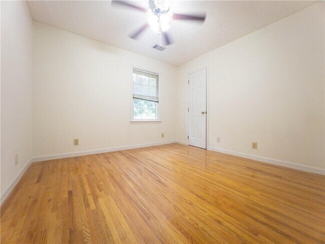 Building Photo - 965 Millbrook Ct