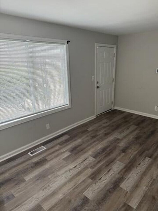 Building Photo - North Pontiac home Available Now!