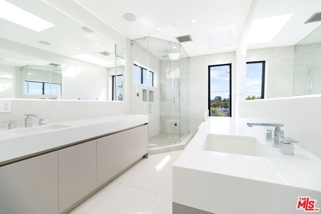 Building Photo - 159 S Bowling Green Way