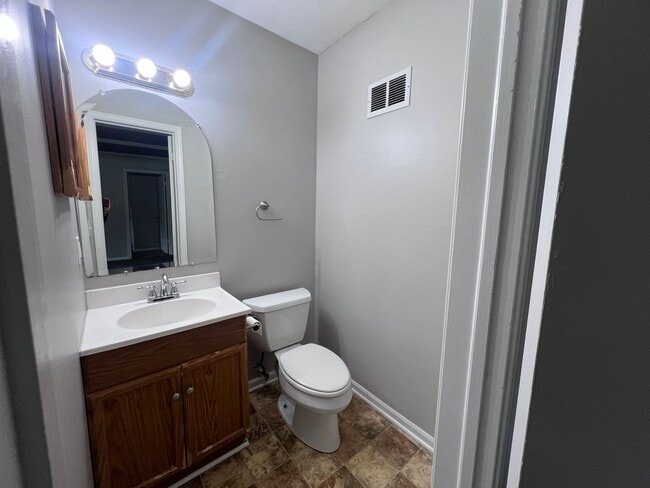 Building Photo - Four Bedroom Large Duplex in Kentwood Scho...