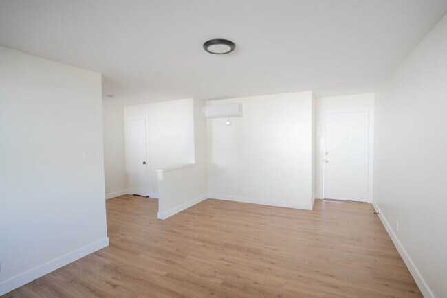 Building Photo - 825 W 167th St